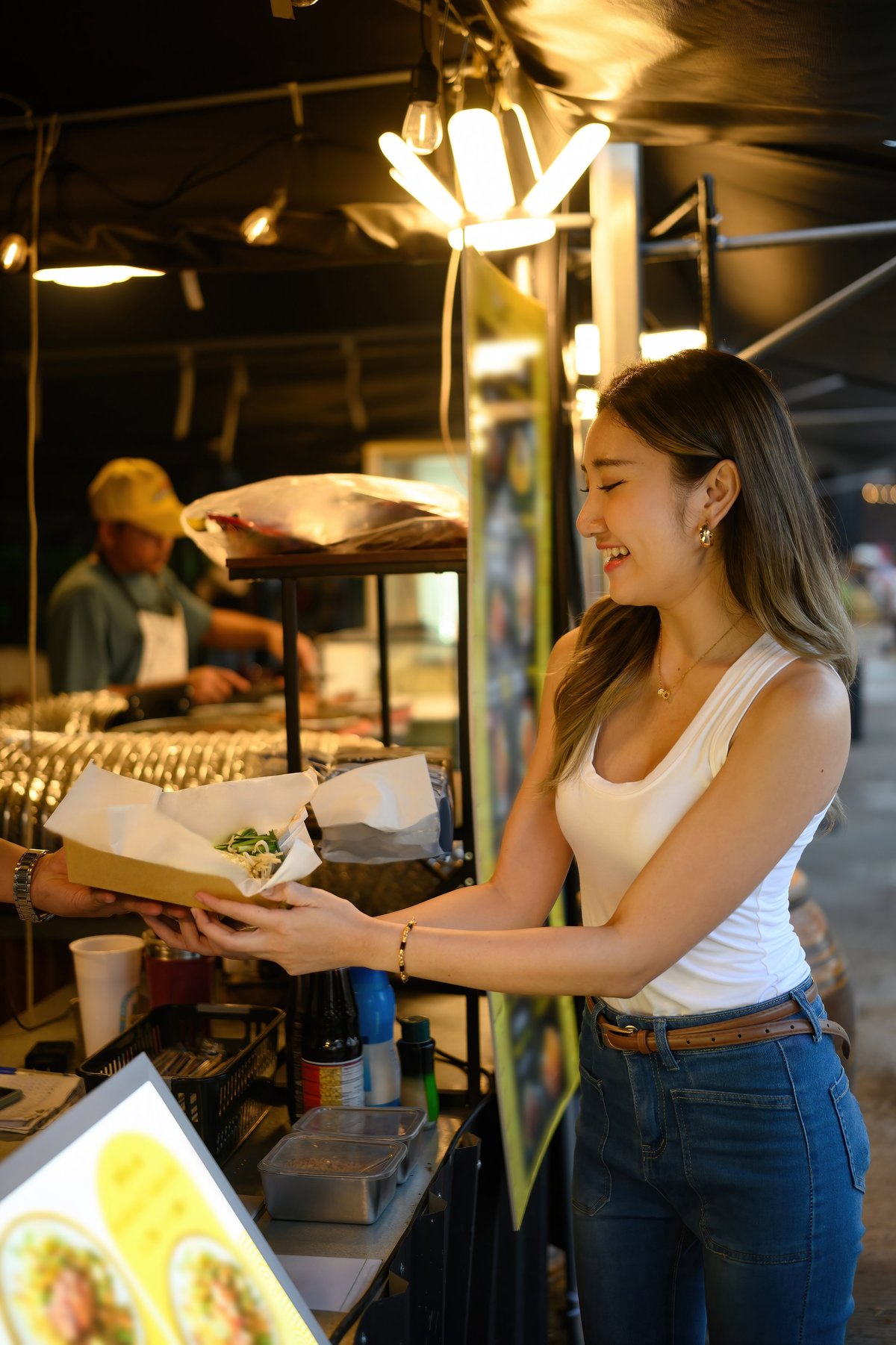 Vrolijke klanten genieten van Thais street food