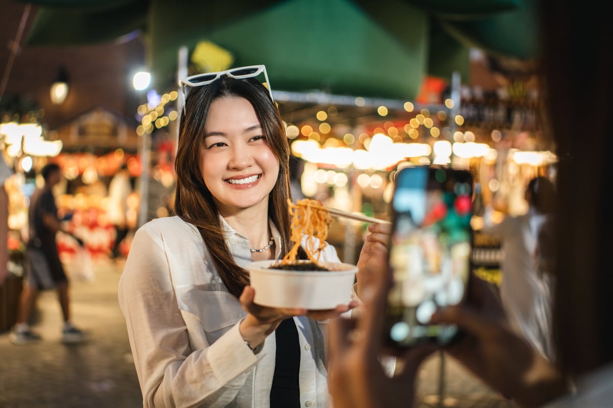 Vrolijke klanten genieten van Thais street food
