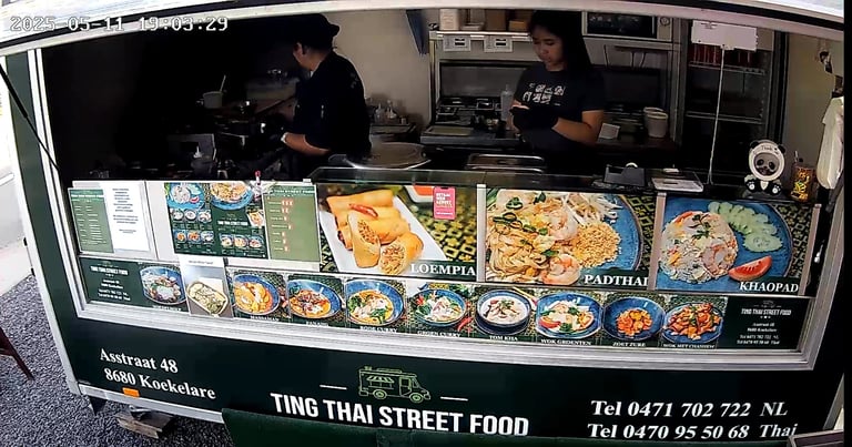 Vooraanzicht etalage van Ting Thai Street Food restaurant met foto's van gerechten, menu items en personeel zichtbaar in het etablissement